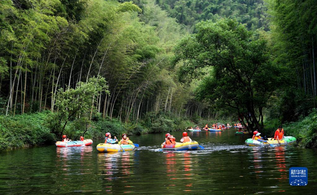 依靠綠水青山 發(fā)展鄉(xiāng)村旅游